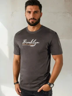 Koszulki Męskie>Dstreet Koszulka męska z nadrukiem ciemnoszara RX5404