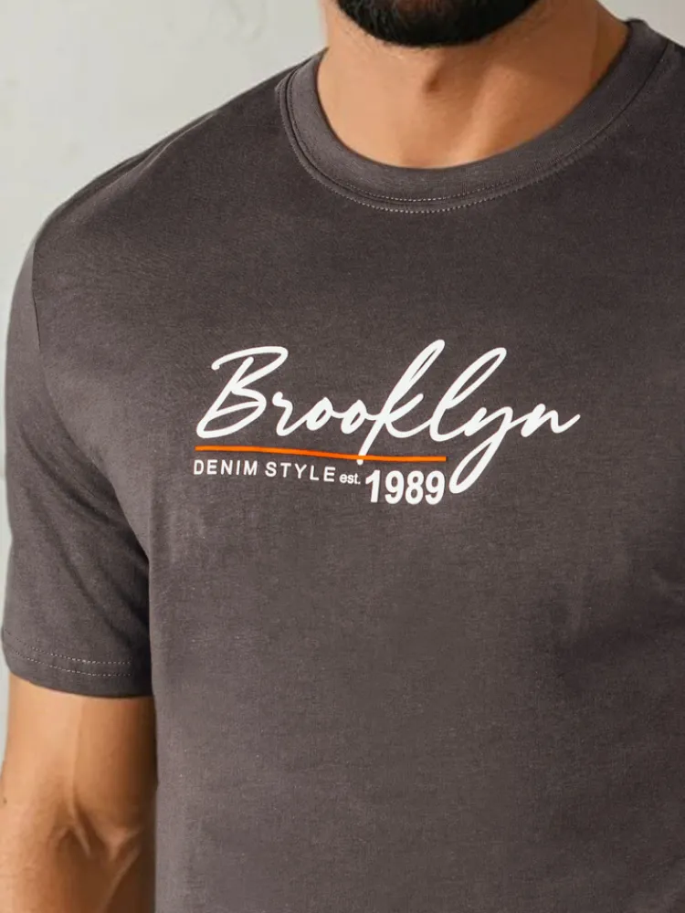 Koszulki Męskie>Dstreet Koszulka męska z nadrukiem ciemnoszara RX5404