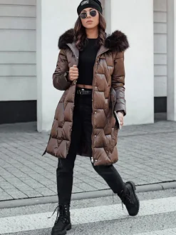Kurtki Damskie>Dstreet Kurtka zimowa damska STYLOWQ długa pikowana z futerkiem kawowa TY4630