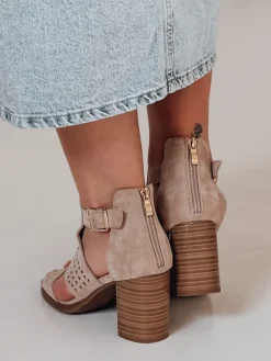 Sandały><noscript><img width=