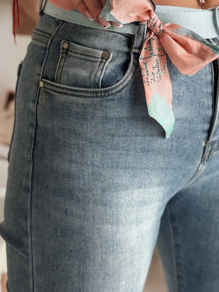 Jeansy Damskie>Dstreet Spodnie damskie jeansowe slim fit z paskiem TRENDLINE niebieskie UY2478
