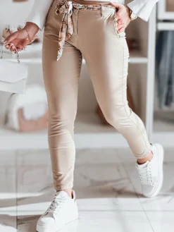 Spodnie Damskie>Dstreet Spodnie damskie materiałowe chinosy z paskiem ROSSALI ciemnobeżowe UY2536