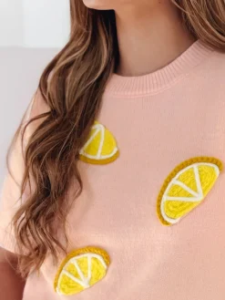 Swetry Damskie>Dstreet Sweter damskie oversize z cytrynami CYTRYNKA różowy MY2479